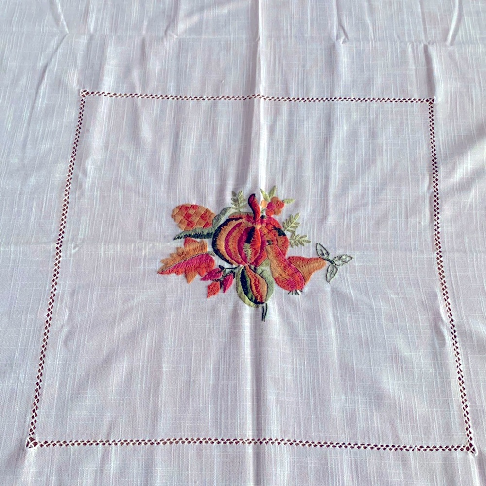 ✨ Beautiful Embroidered Table Linen - Picture 7 of 15